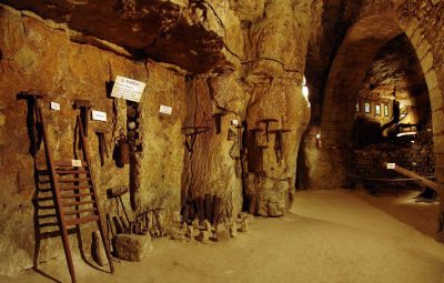 Petit arrêt sur l'extraction du tuffeau, sous une grande voûte (à droite) datée 16ème siècle.