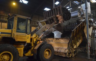 Le compost est prêt pour nos grands bacs de culture.