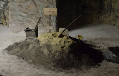 Un petit tas de chapin et de tourbe pour la préparation du gobetage.